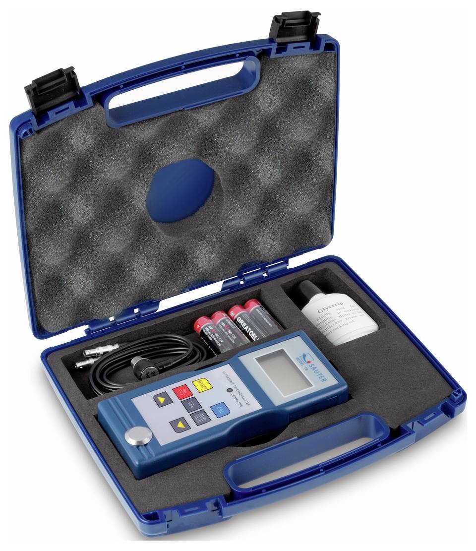 Tragbares Messgerät in einem geöffneten blauen Koffer mit Schaumstoffeinlage, inklusive Batterien, Kabel und Zubehör.