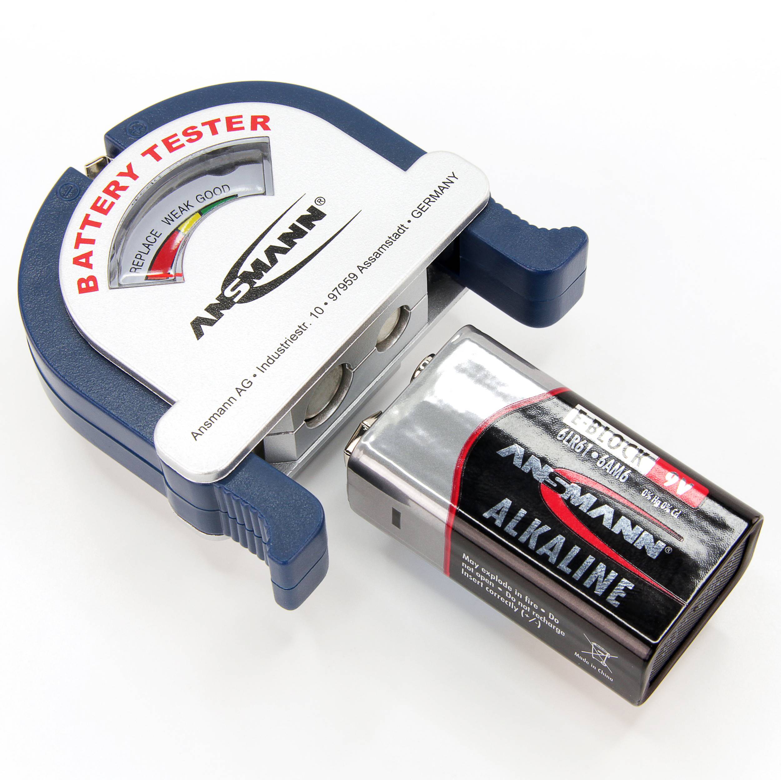 Ein Batterietester überprüft eine 9V Alkaline-Batterie auf Ladestatus, hergestellt von Ansmann.