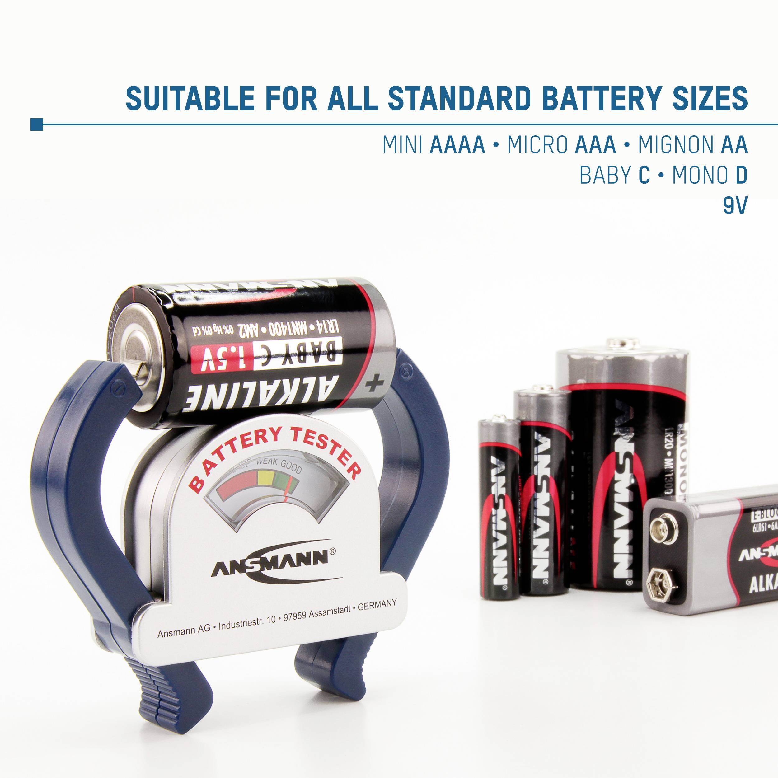 Batterietester mit mehreren Batterien auf weißem Hintergrund. Geräteaufschrift: 'Ansmann Battery Tester'. Texthinweis oben: 'Suitable for all standard battery sizes'.
