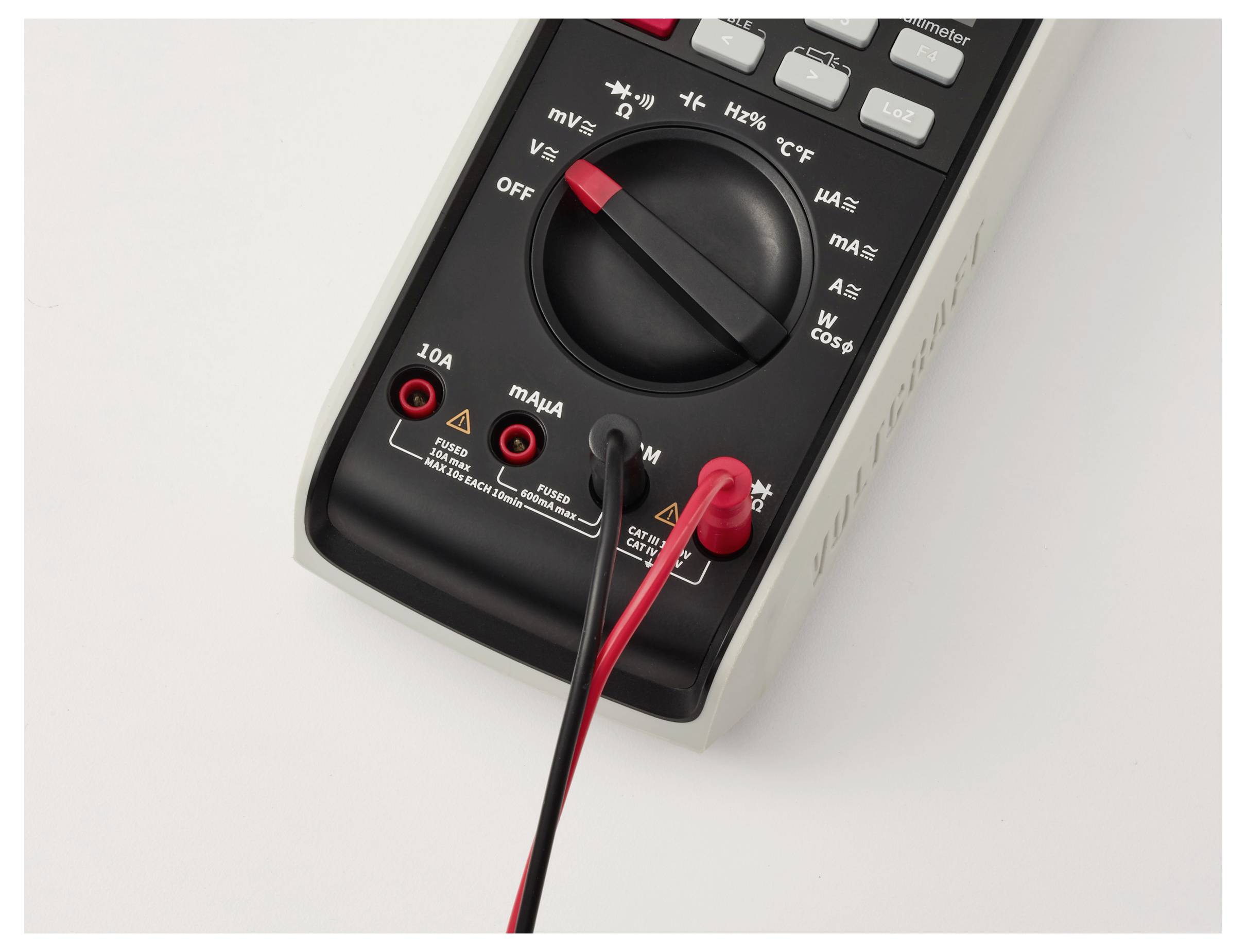 Ein digitales Multimeter mit roten und schwarzen Messleitungen, eingestellt auf 'mA'.