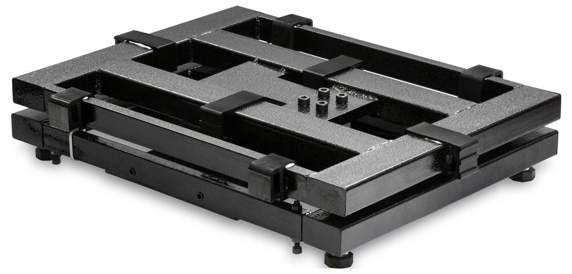 Ein schwarzes, rechteckiges, stapelbares Metallgestell mit mehreren Schichten und einstellbaren Füßen.