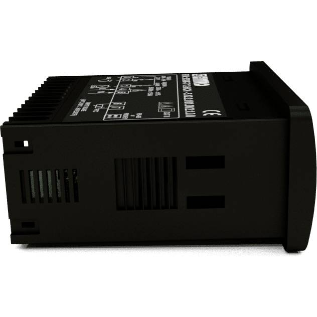 Ein rechteckiges, schwarzes elektronisches Gerät, möglicherweise ein Thermostatregler, mit Lüftungsschlitzen und technischen Details oben.