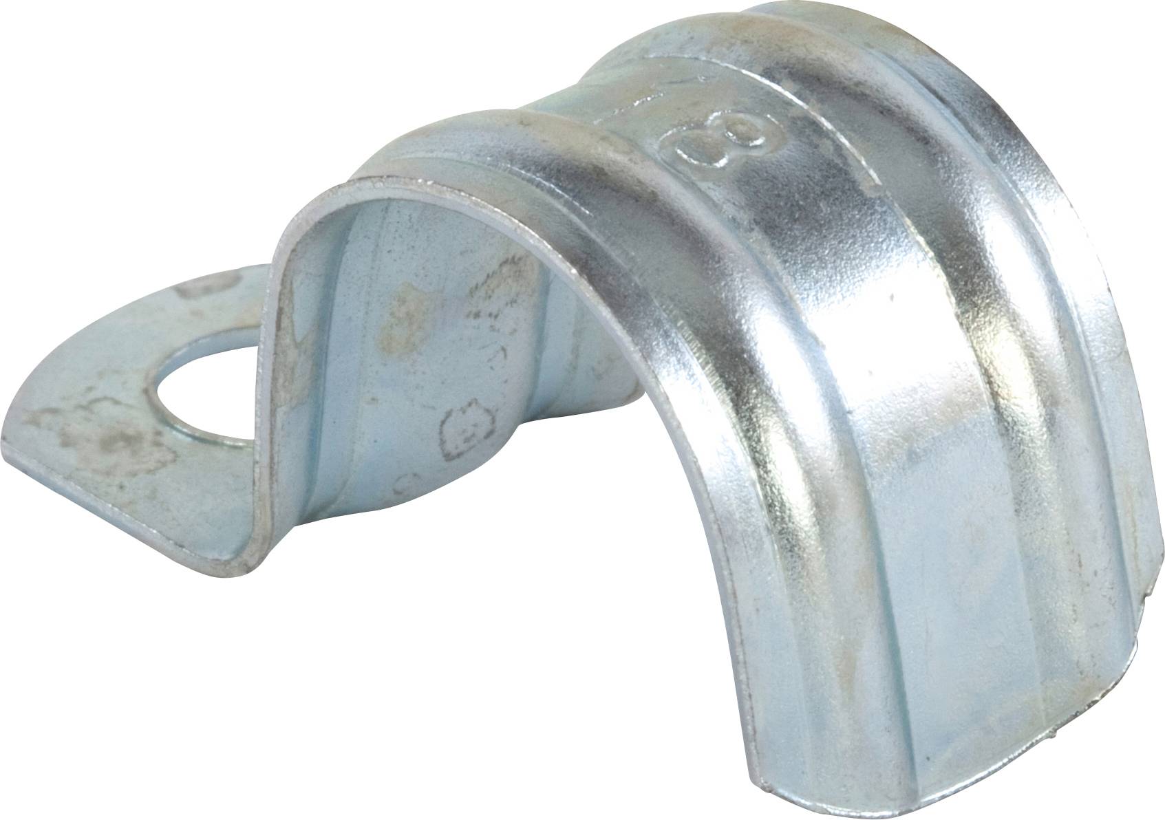 Verzinktes Metallrohrschellen-Halterungswinkel mit Montagelaschen und Bohrung für Bolzen, isoliert auf weißem Hintergrund dargestellt.