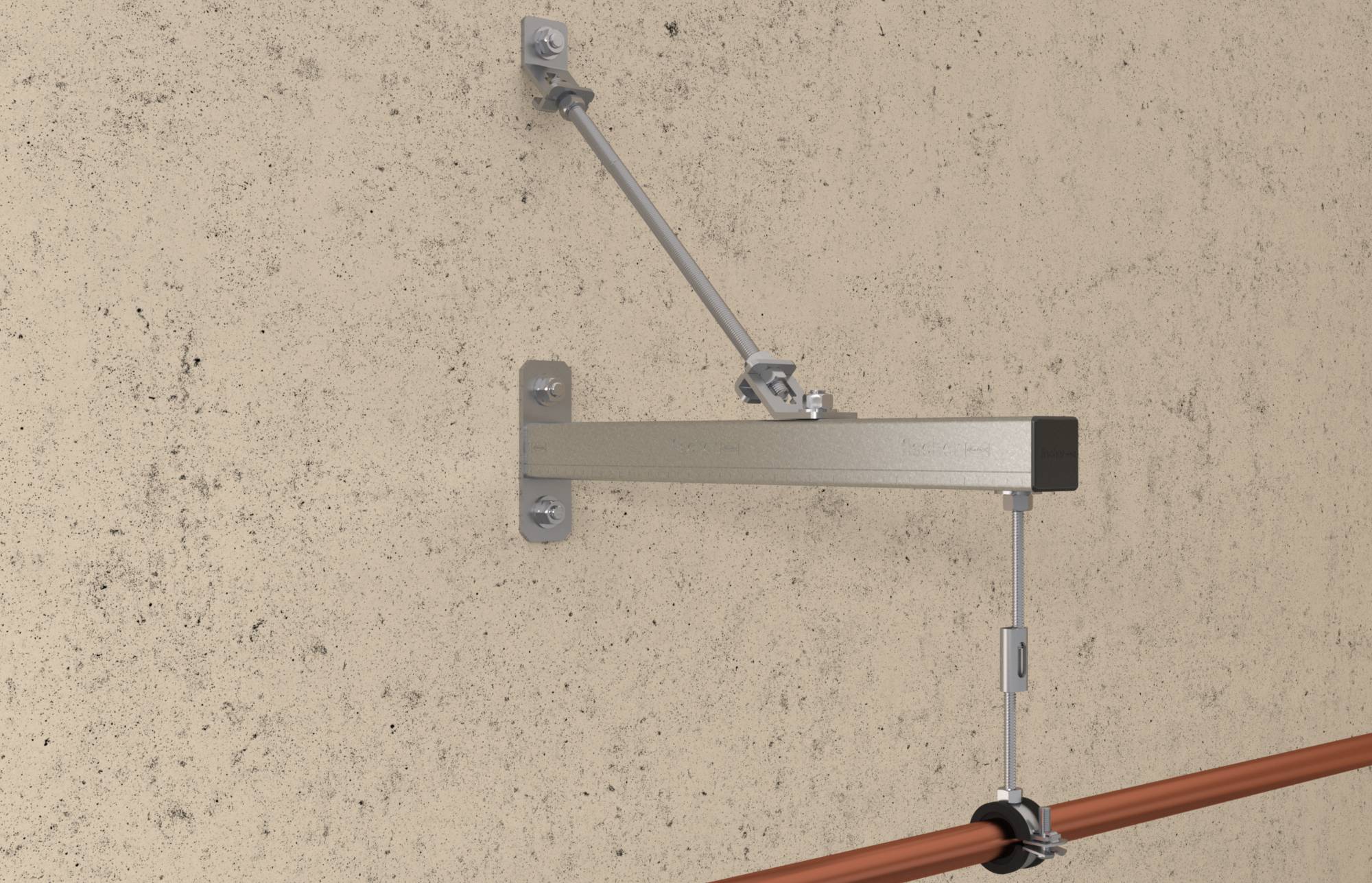 Wandmontierte Metallhalterung mit einem diagonalen Stützarm, der eine horizontale Schiene und eine hängende Stabklemme gegen eine beige Wand hält.