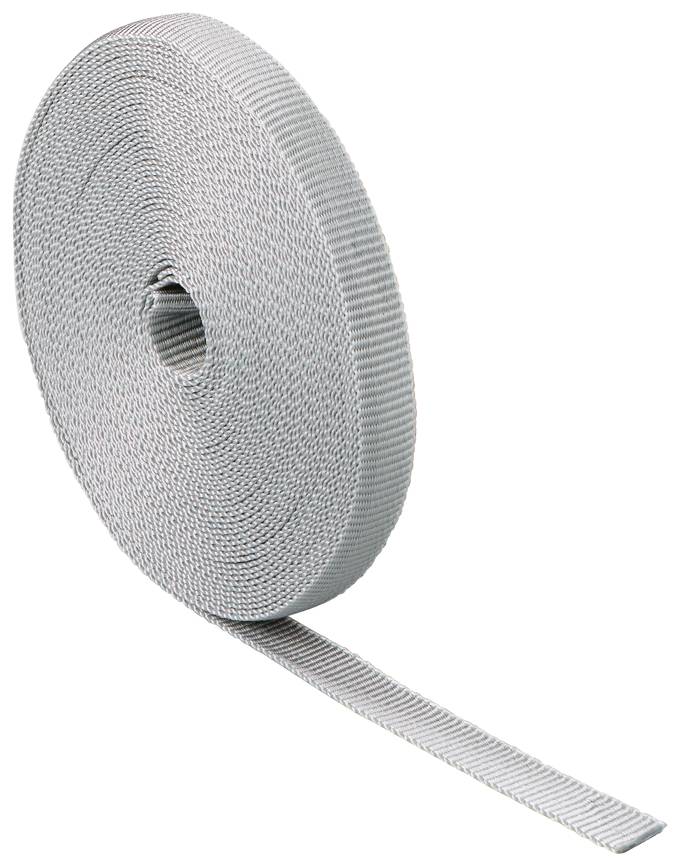 Große Rolle aus grauem gewebtem Riemen oder Gurtband mit einem lockeren Streifen, der sich von der Spule auf weißem Hintergrund erstreckt.