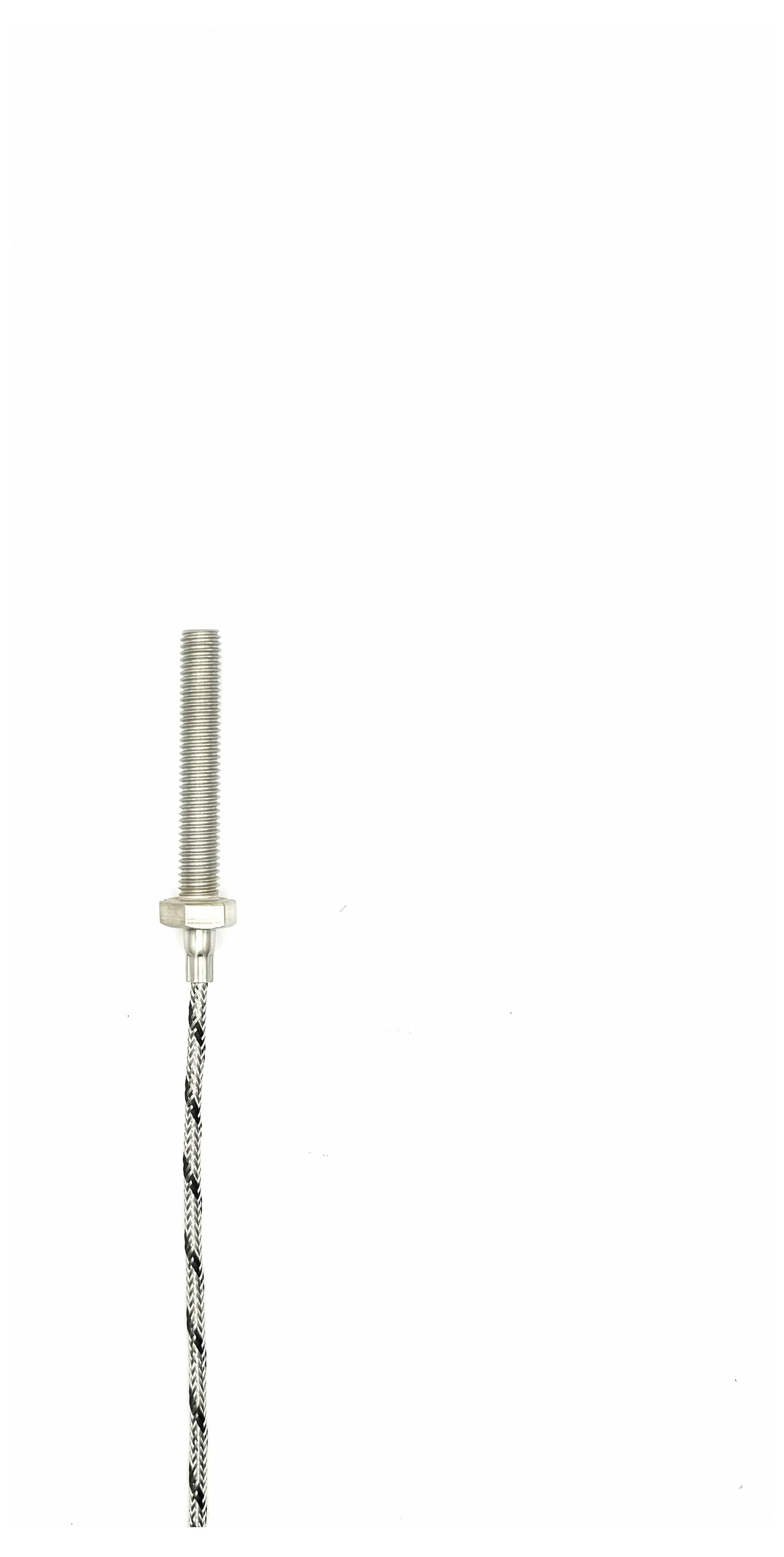 Ein metallischer gewindeter Zylinder ist an einem gedrehten Seil oder einer Schnur befestigt, der vertikal vor einem schlichten weißen Hintergrund positioniert ist.