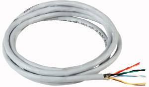 Graues Koaxialkabel liegt aufgerollt mit offenen Enden, die vier farbige Drähte zeigen, ideal für elektrische Installationen.