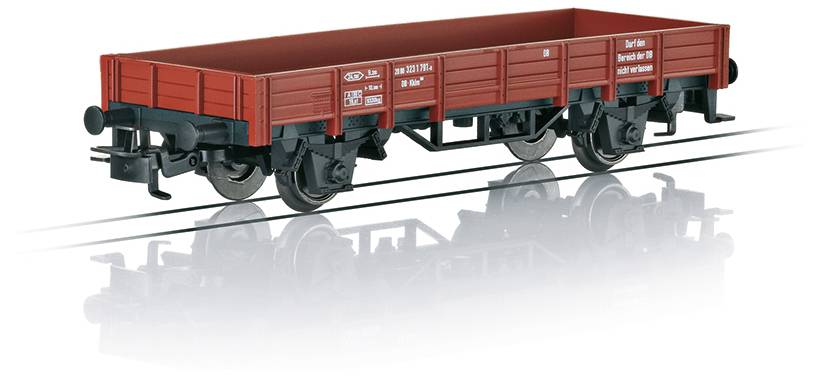 Ein Modell eines roten Güterwagens mit schwarzen Rädern, angezeigt auf einer reflektierenden Oberfläche.