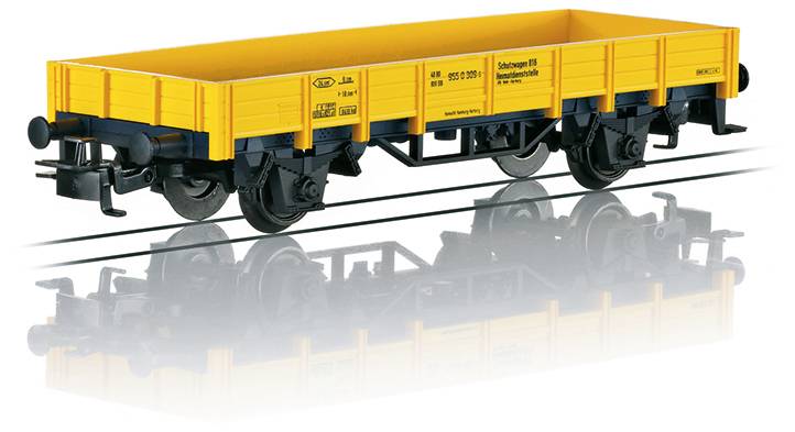 Ein gelber Modelleisenbahn-Güterwagen mit offener Ladefläche, detaillierten Seitenwänden und präziser Radsatzbestückung, der sich auf einer flachen Oberfläche spiegelt.