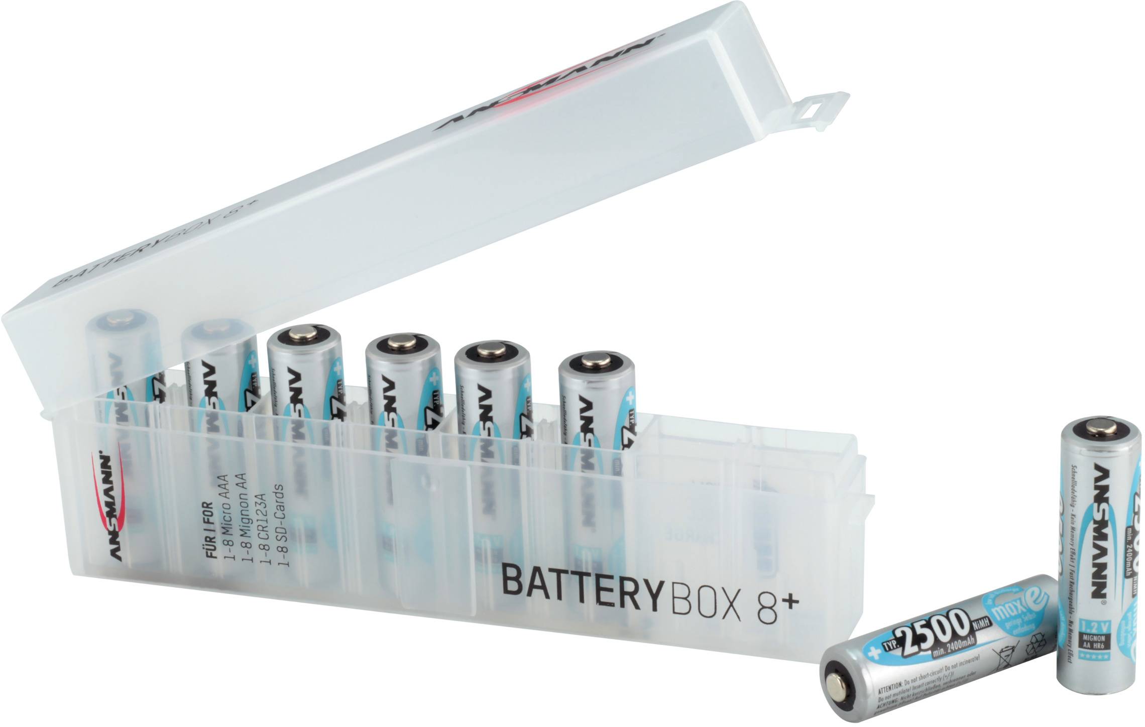 Acht AA-Batterien in einer geöffneten Plastikbox mit der Aufschrift 'BATTERY BOX 8+', eine Batterie liegt außerhalb der Box.