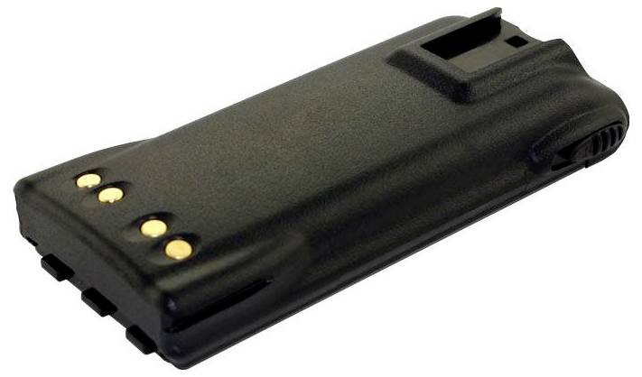 Eine Nahaufnahme einer schwarzen wiederaufladbaren Batterie mit goldenen Kontakten, die für ein Funksprechgerät entwickelt wurde.