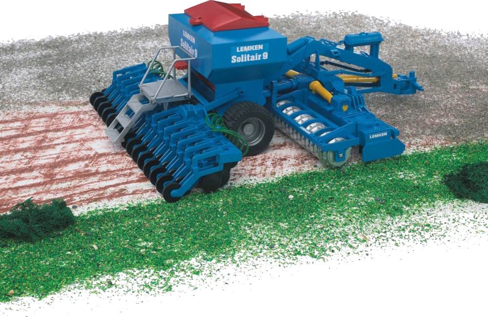 Eine landwirtschaftliche Maschine der Marke Lemken auf einem Feld, die Erde bearbeitet. Die Maschine hat mehrere Reihen von Scheiben.