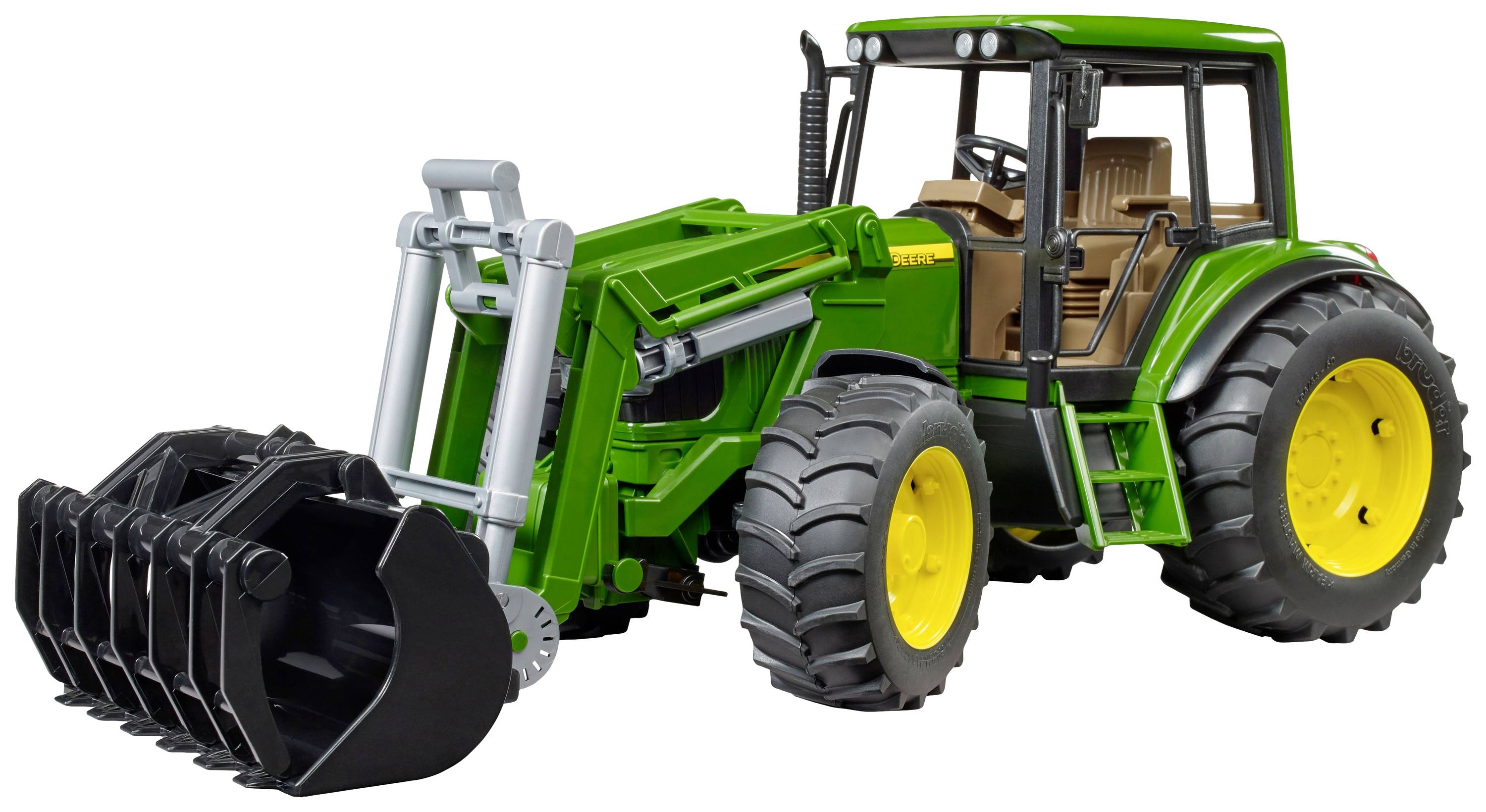 Ein grüner Traktor mit gelben Rädern und einem Frontlader steht auf einer weißen Fläche. Der Traktor hat einen braunen Sitz im Innenraum.