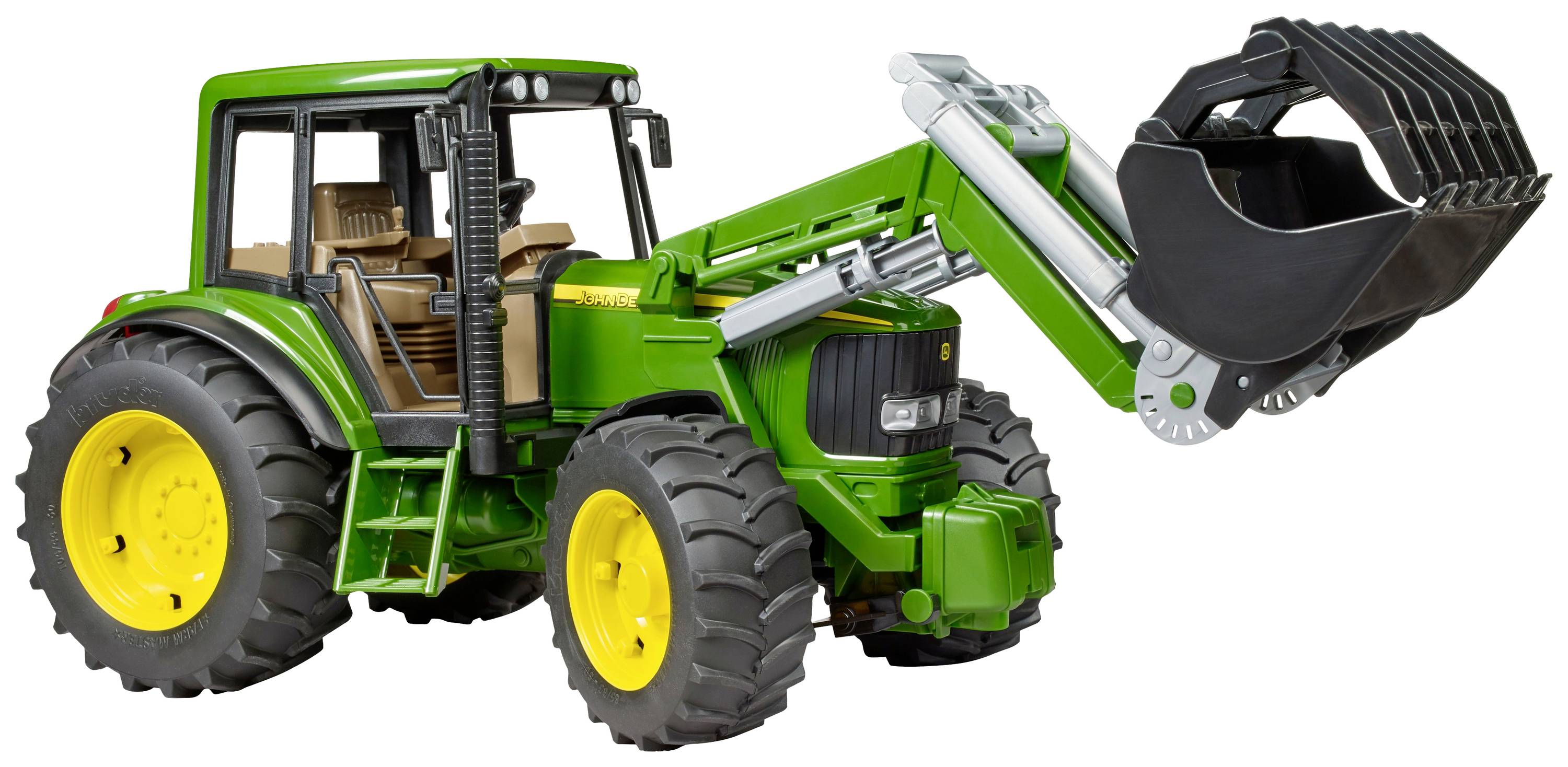 Ein grüner Traktor mit Frontlader und großen Reifen steht auf weißem Hintergrund. Der Lader ist angehoben und nach vorne gerichtet.