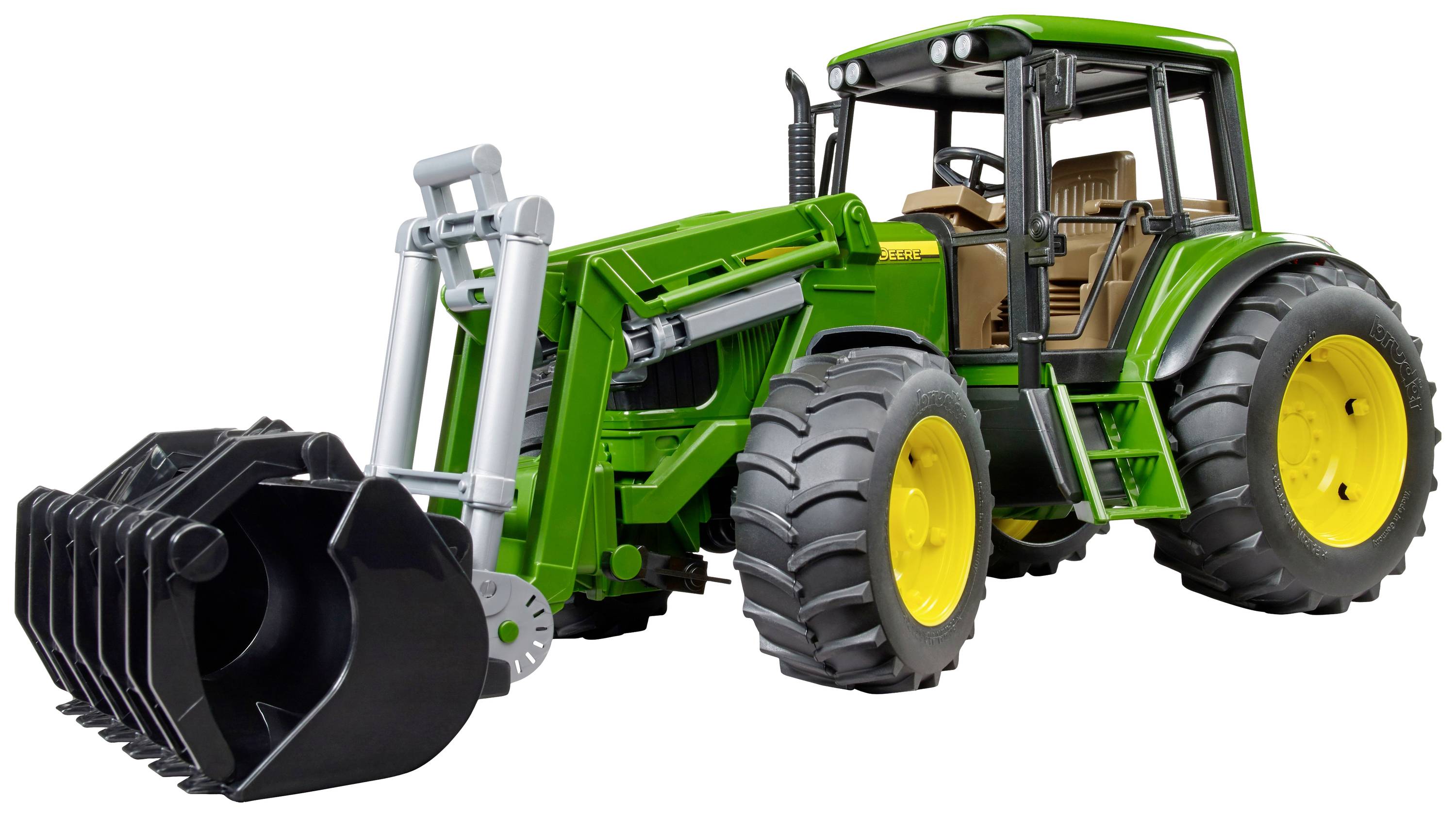 Grüner Traktor mit Schaufel und großen schwarzen Reifen, auf weißem Hintergrund.