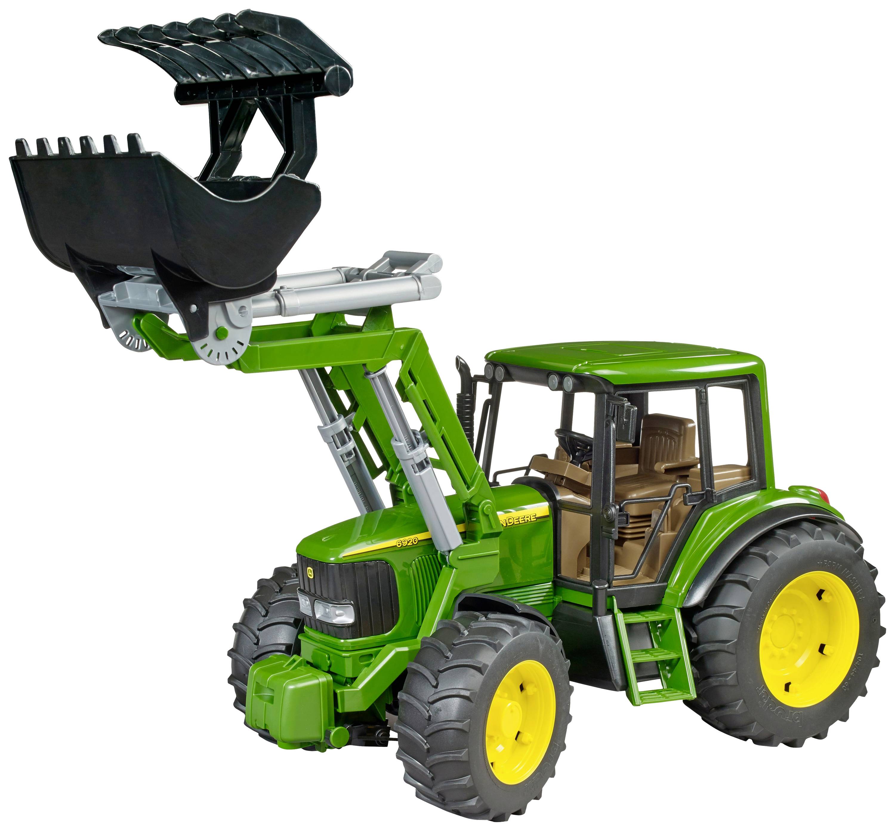 Ein grüner Spielzeugtraktor mit gelben Rädern und einer beweglichen Frontladerschaufel, dargestellt auf weißem Hintergrund.