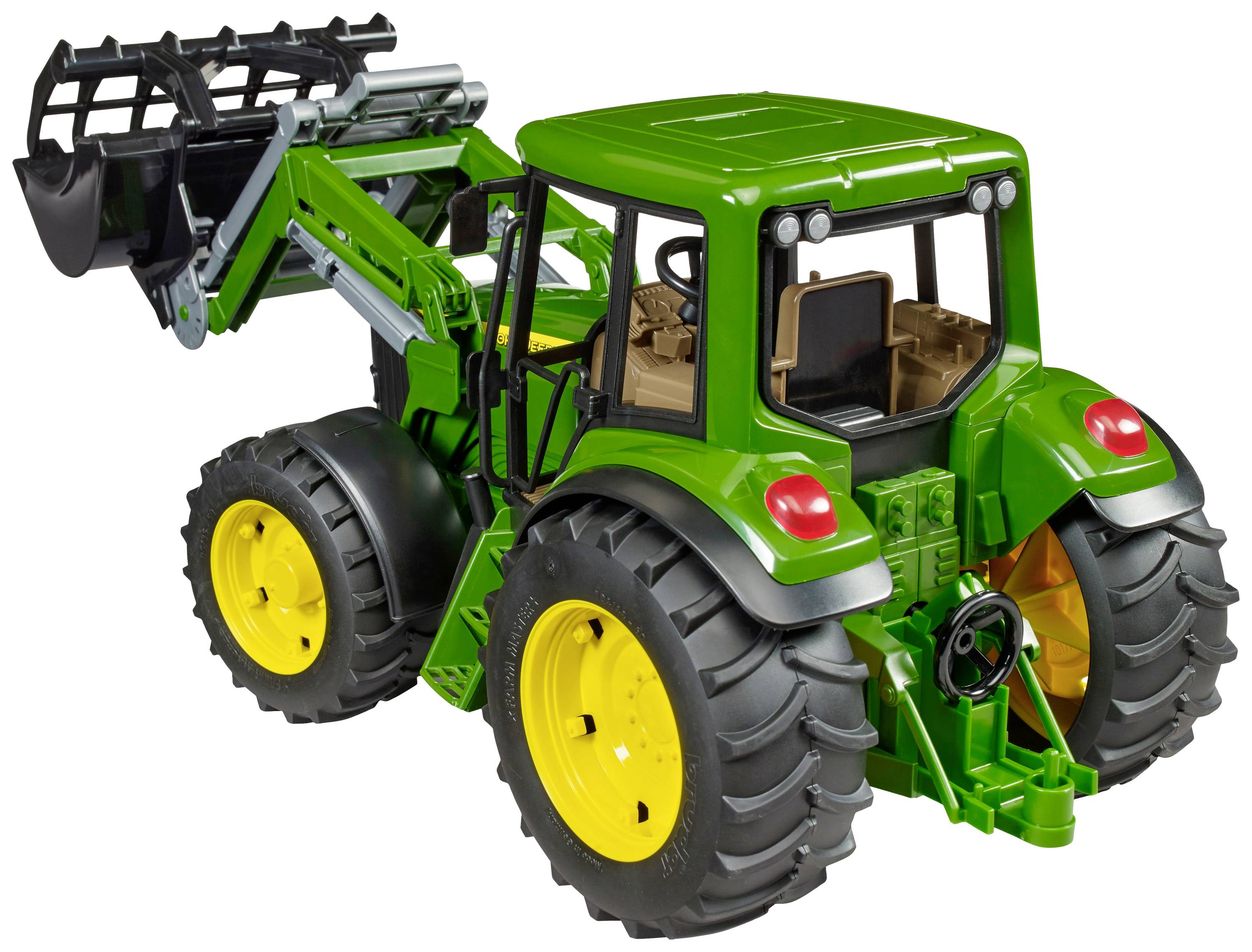 Ein grüner Traktor mit gelben Rädern und einem Frontlader. Es hat eine detaillierte Fahrerkabine und robuste Reifen.