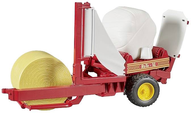 Ein landwirtschaftliches Gerät zum Einwickeln von runden Heuballen. Es hat eine rote Struktur mit gelben Rädern und hält einen weißen Ballen.