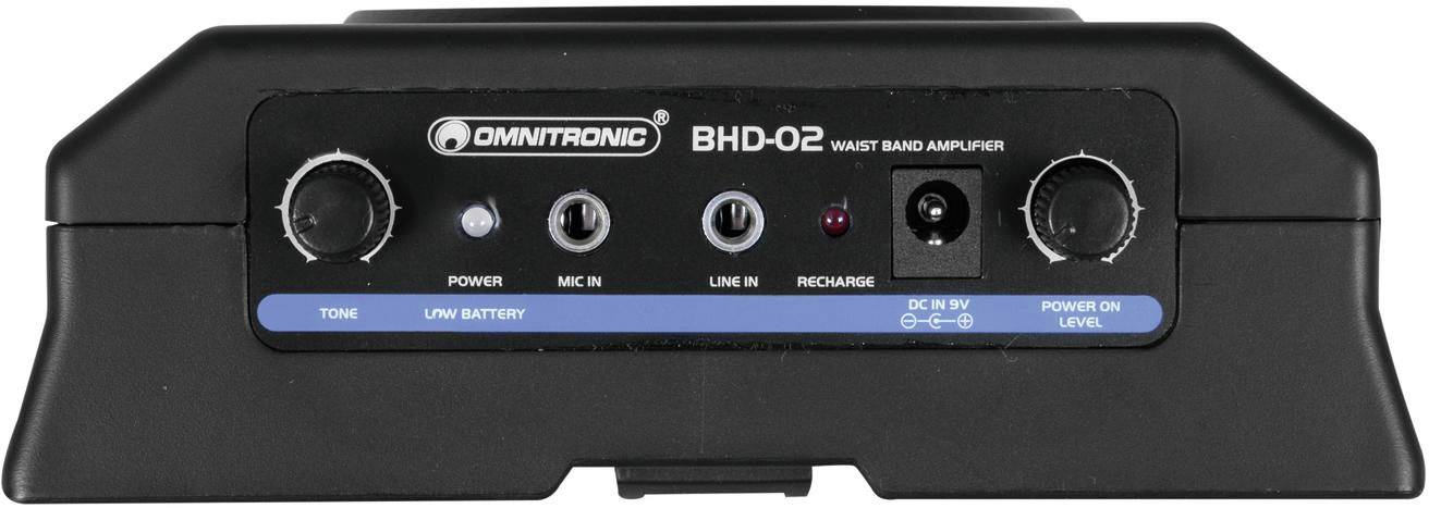 Schwarzer Omnitronic BHD-02 Verstärker mit Drehreglern und Anschlüssen für Mikrofon, Line-In, Netzteil und Ladeanzeige.