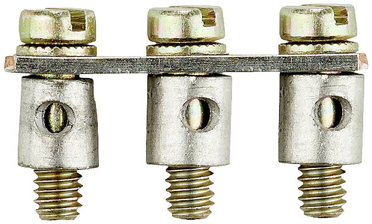 Drei silberne Kabelklemmen in einer Reihe, mit Schrauben befestigt. Sie sind an einem gemeinsamen Metallstreifen verbunden.