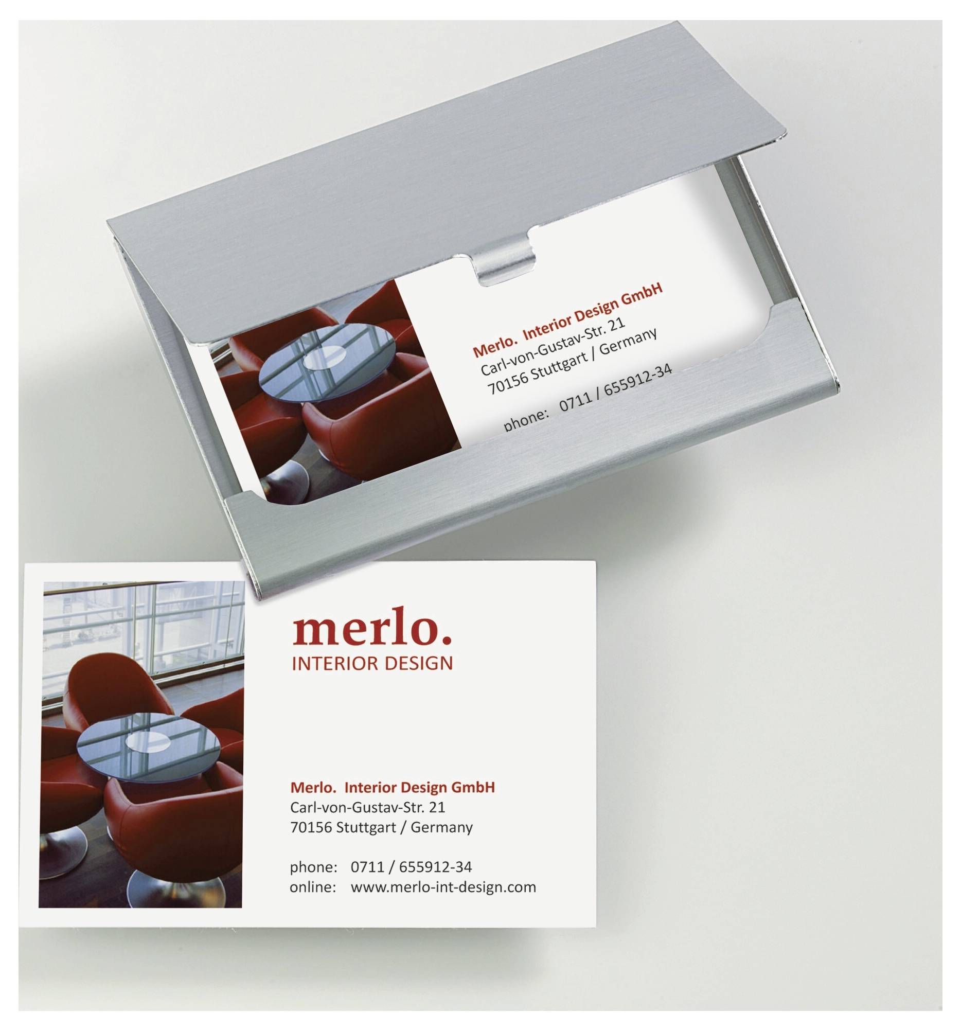 Visitenkarte und Metallkartenhalter für 'Merlo Interior Design GmbH' mit Logo, Bürofoto, Stuttgarter Adresse, Telefonnummer und Website.