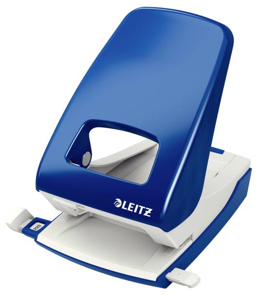Blauer Locher der Marke Leitz, auf weißem Hintergrund, geöffnet. Verwendet zum Lochen von Papier für Ringordner.