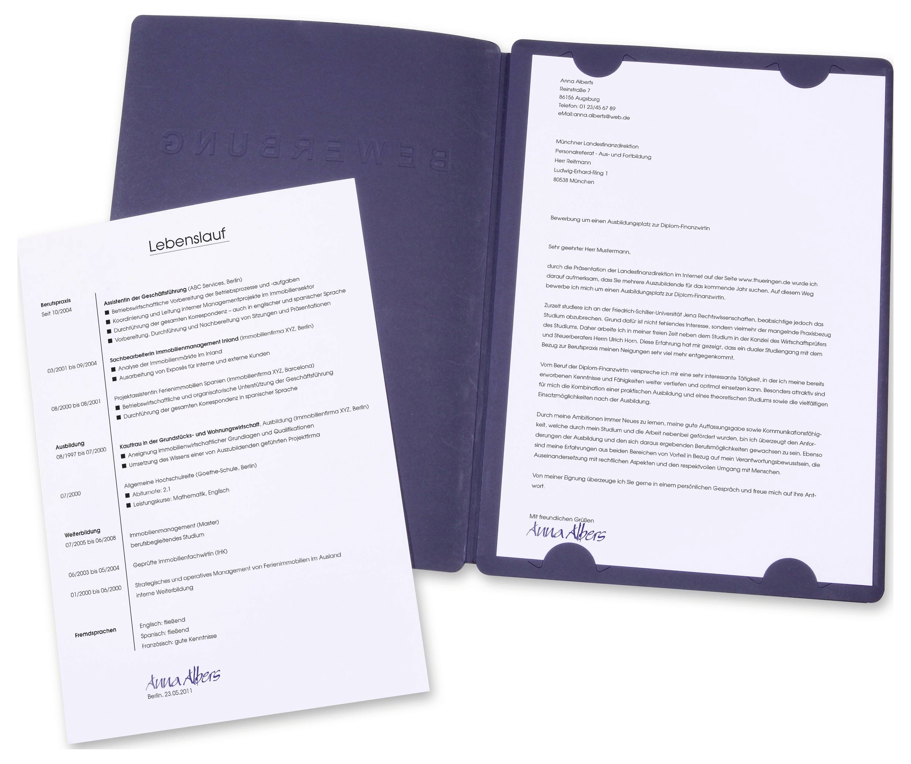 Ein Lebenslauf mit dem Titel „Lebenslauf" auf einem Blatt neben einem offenen dunklen Ordner, der einen Brief enthält, was auf ein Bewerbungspaket hindeutet.