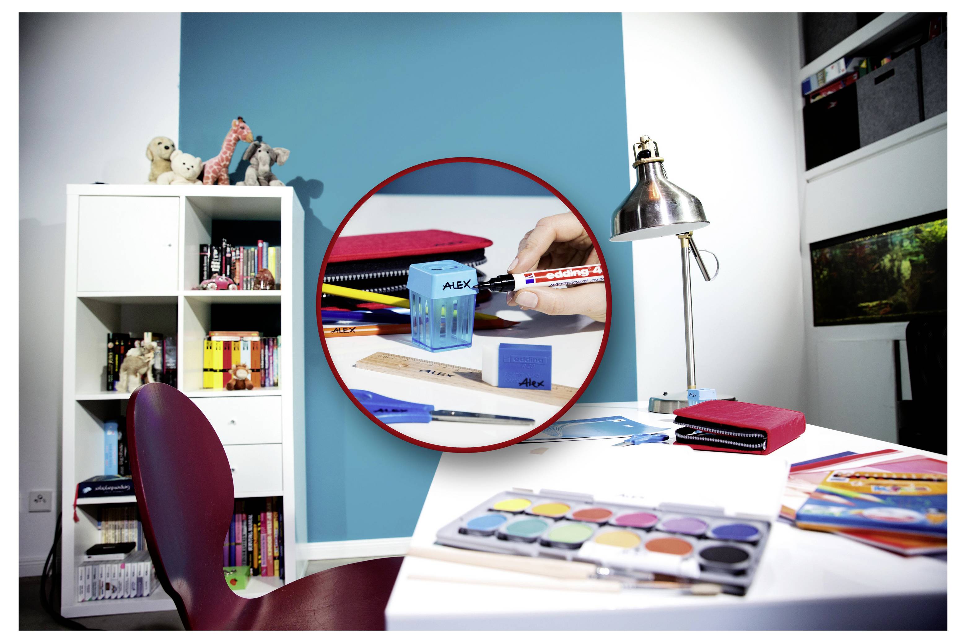 Eine Person schreibt in einem Notizbuch an einem Schreibtisch in einem Heimbüro, dargestellt in einer roten Kreiseinblendung über einem Arbeitsbereich mit Kunstbedarf und einer Lampe.