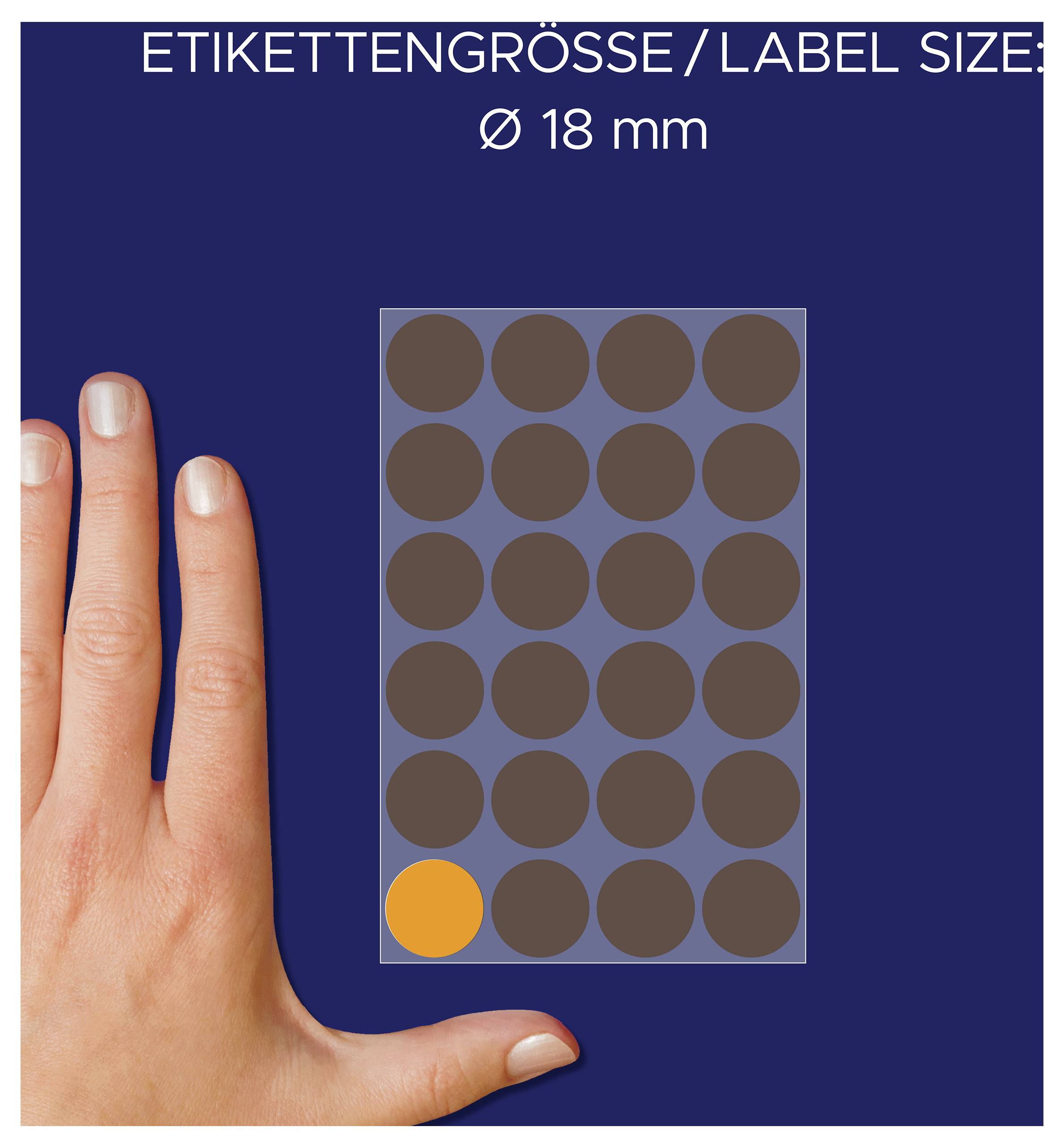 Etikettengröße mit 18 mm Durchmesser; Hand zeigt die Größenrelation zu einem Kreis-Stickerbogen mit markiertem orangefarbenem Etikett.