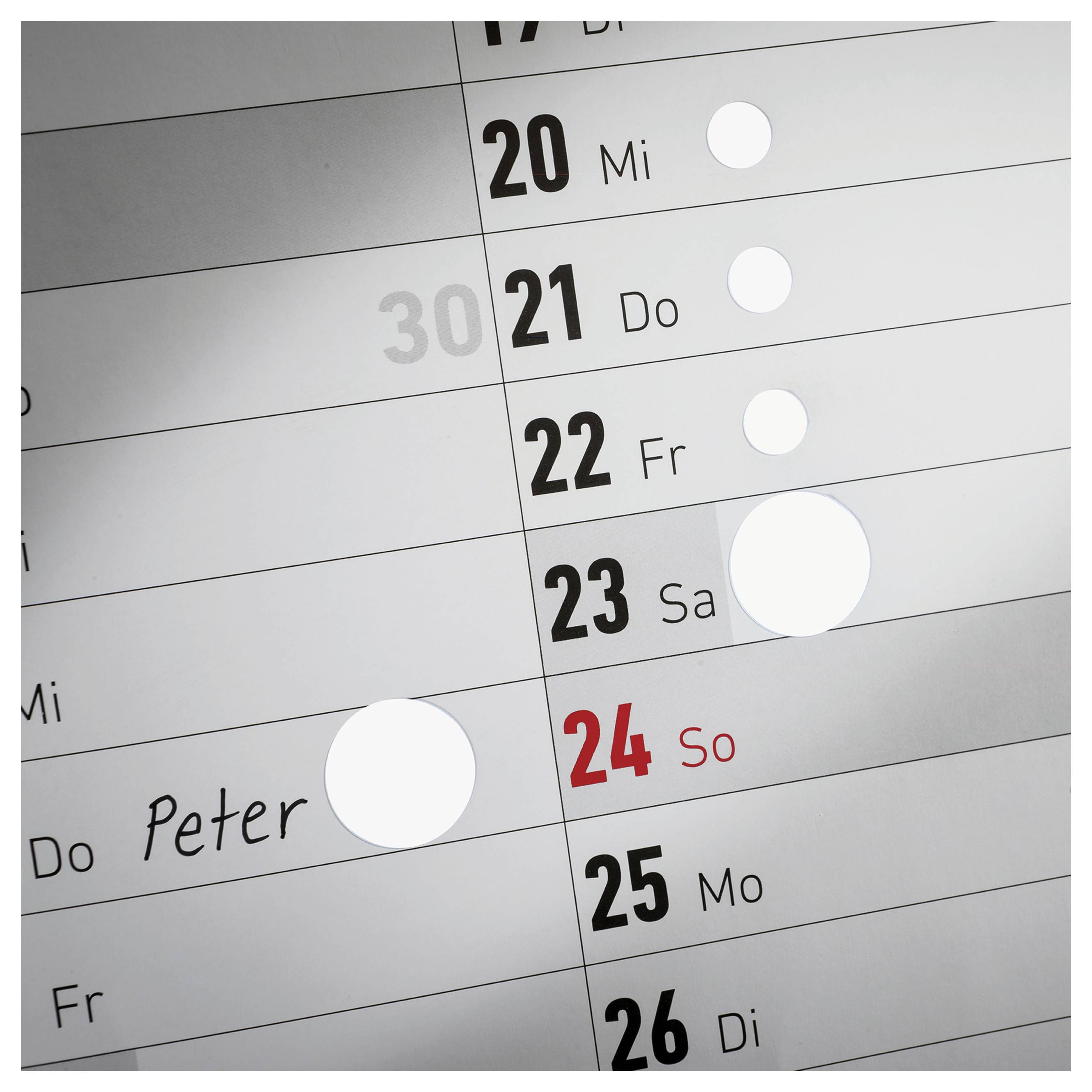 Ausschnitt eines Wandkalenders mit den Tagen 20 bis 26; der 24. Sonntag ist rot markiert, außerdem steht der Name 'Peter' neben einem Termin.