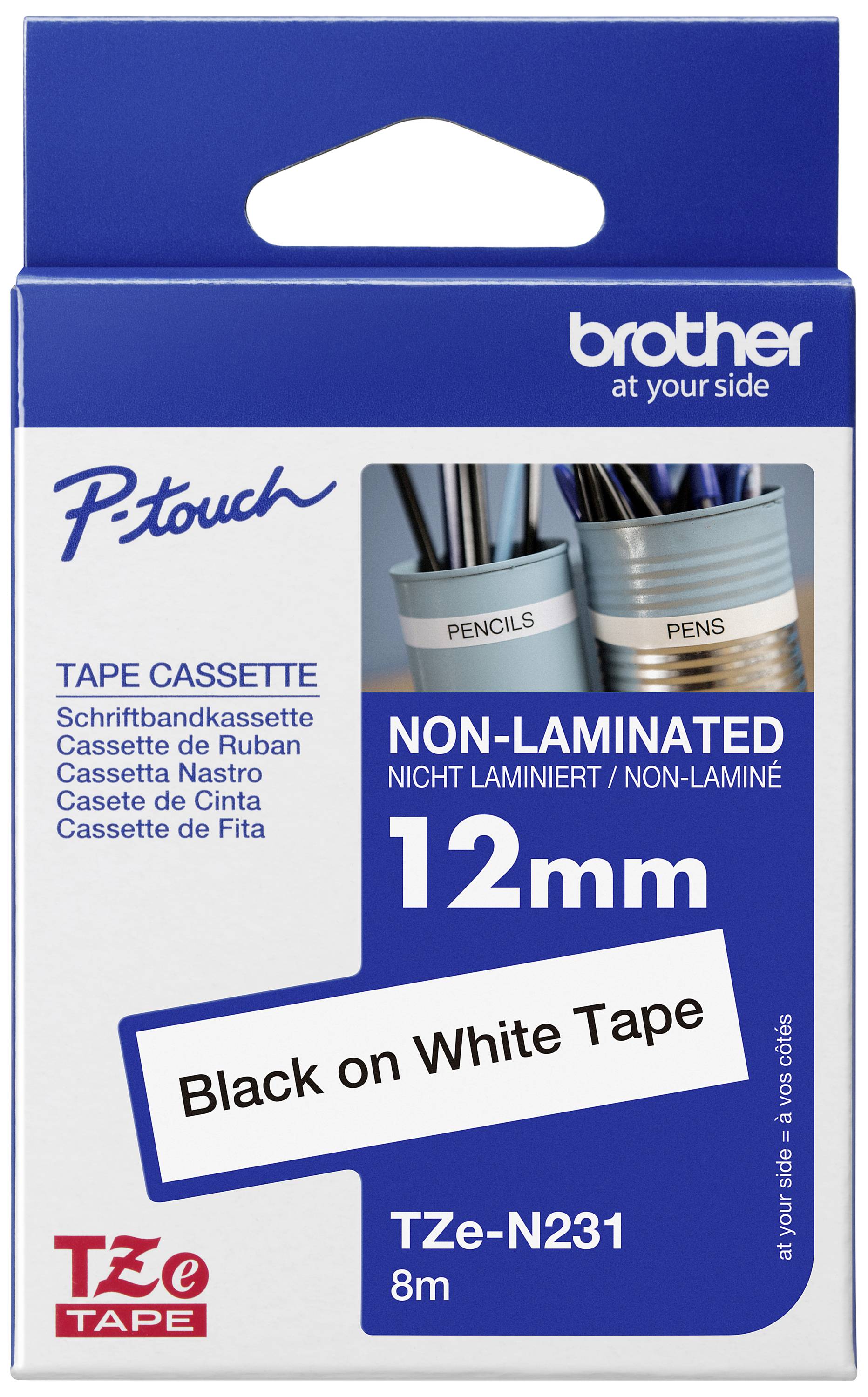 Brother P-touch Schriftbandkassette, 12 mm, schwarz auf weiß, nicht laminiert, 8 m lang. Verpackung zeigt Stifte in Tassen.
