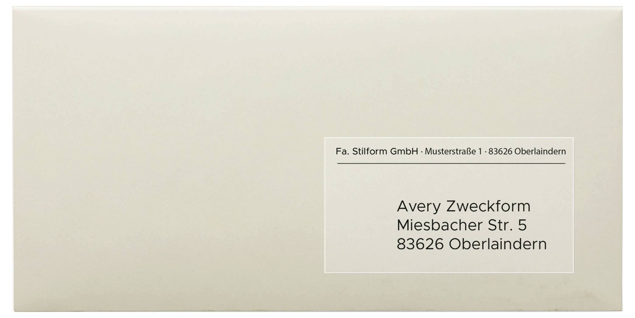 Beige Briefumschlag mit Adressetikett: Avery Zweckform, Miesbacher Str. 5, 83626 Oberlindern; Absender oben klein: Fa. Stilform GmbH, Musterstraße 1, 83626 Oberlindern