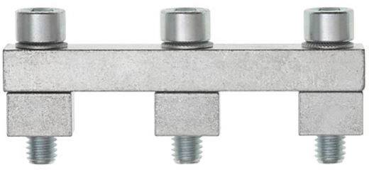 Metallklammer mit drei Gewindebohrungen und dazugehörigen Schrauben, die horizontal nebeneinander angeordnet sind.