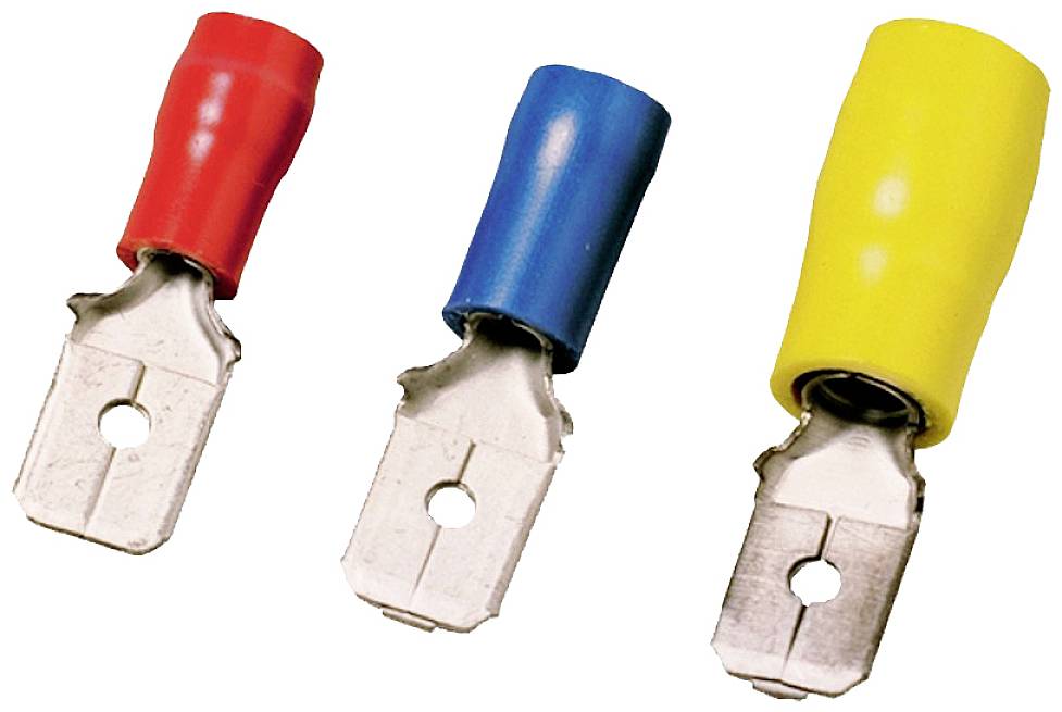 Drei isolierte Flachstecker in Rot, Blau und Gelb, von kleiner bis größerer Größe, zeigen Variationen in der Kabelfarbcodierung.