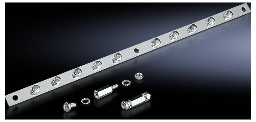 Metallschiene mit mehreren Bolzen und Muttern, diagonal auf dunklem Hintergrund. Einige separate Schrauben und Muttern liegen davor.