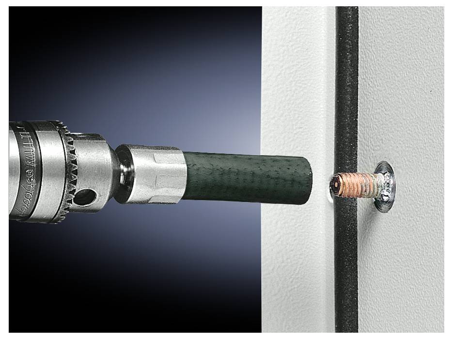 Eine Schraube wird mit einem Bohrer in die Seitenwand eines Metallgehäuses eingeschraubt.