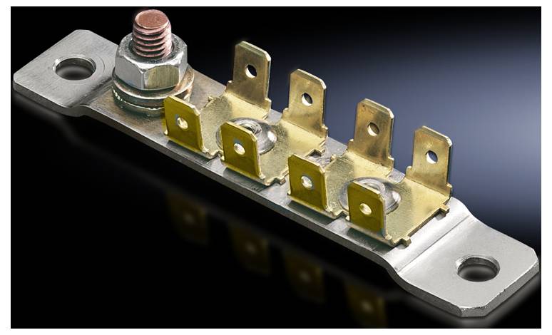 Metallische Erdungsschiene mit mehreren Messingterminals, Platine zur elektrischen Verbindung und Befestigung, auf dunklem Hintergrund.
