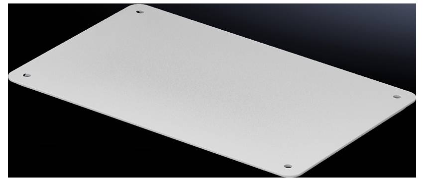 Metallplatte mit vier Schraublöchern an den Ecken, vor schwarzem Hintergrund.