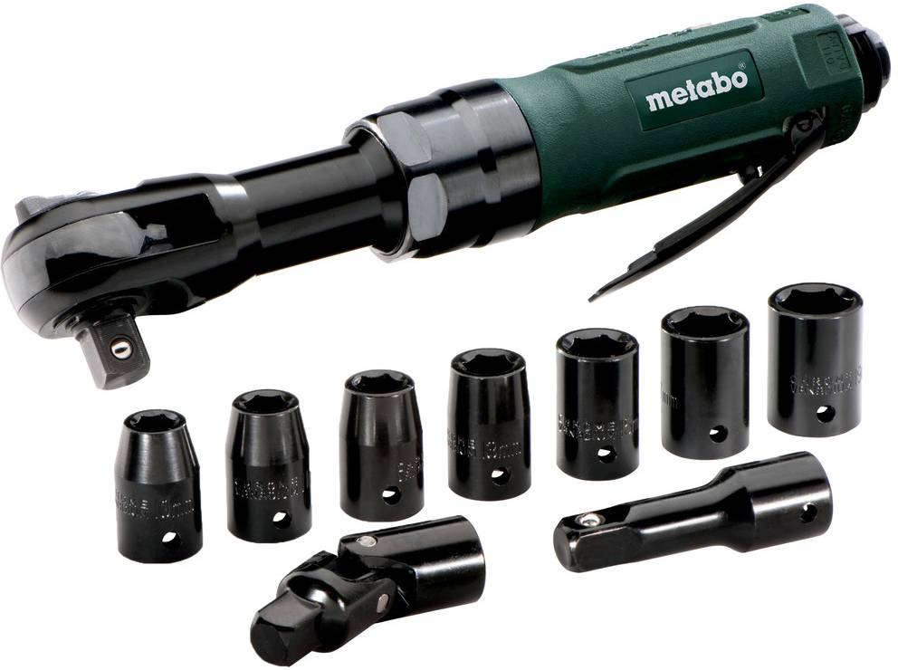 Ein schnurloses Ratschenschlüssel-Set von Metabo mit mehreren schwarzen Steckaufsätzen auf weißem Hintergrund.