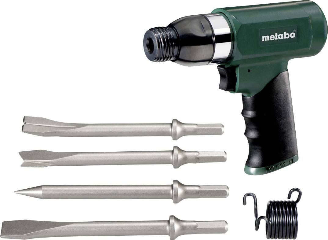Grüner Metabo Pneumatik-Spitzhammer mit vier austauschbaren Stahlmeißeln und einer Spiralfeder-Befestigung auf weißem Hintergrund.