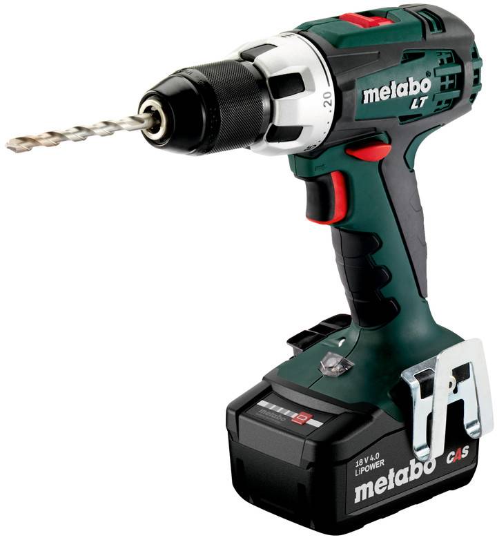 Schnurlose Metabo-Elektrobohrmaschine mit angebrachtem Bohraufsatz und Akkupack, dargestellt auf weißem Hintergrund.