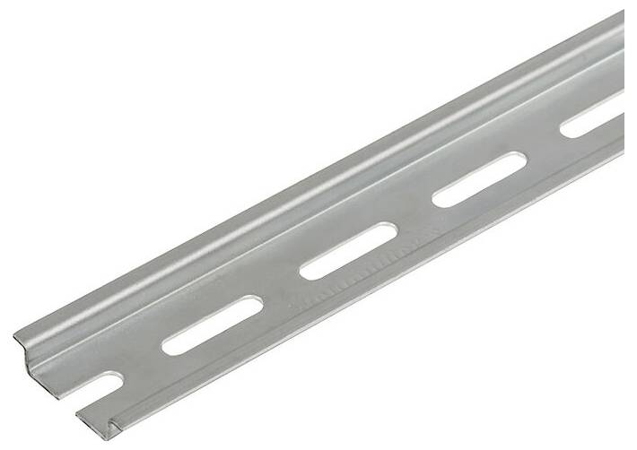 Silbermetall-Befestigungsschiene mit Perforation, verlängerten Schlitzen und umgebogener Kante, vor weißem Hintergrund gezeigt.