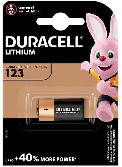 Duracell Lithium-Batteriepackung mit einem CR123-Batterie und einem rosa Hasen im Sportoutfit, der die Batterie in der Hand hält.