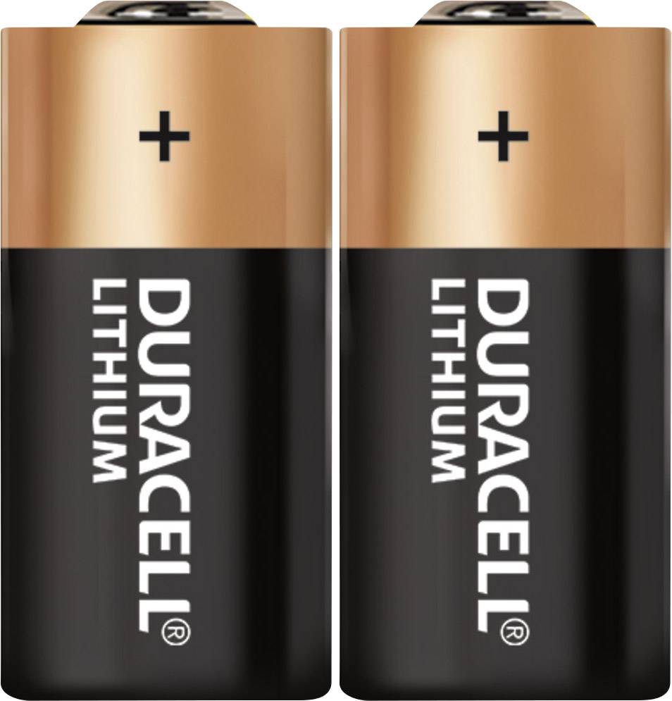 Zwei Duracell Lithium-Batterien, Größe AA, mit schwarzer und kupferfarbener Hülle. Plus- und Minuspol oben erkennbar.