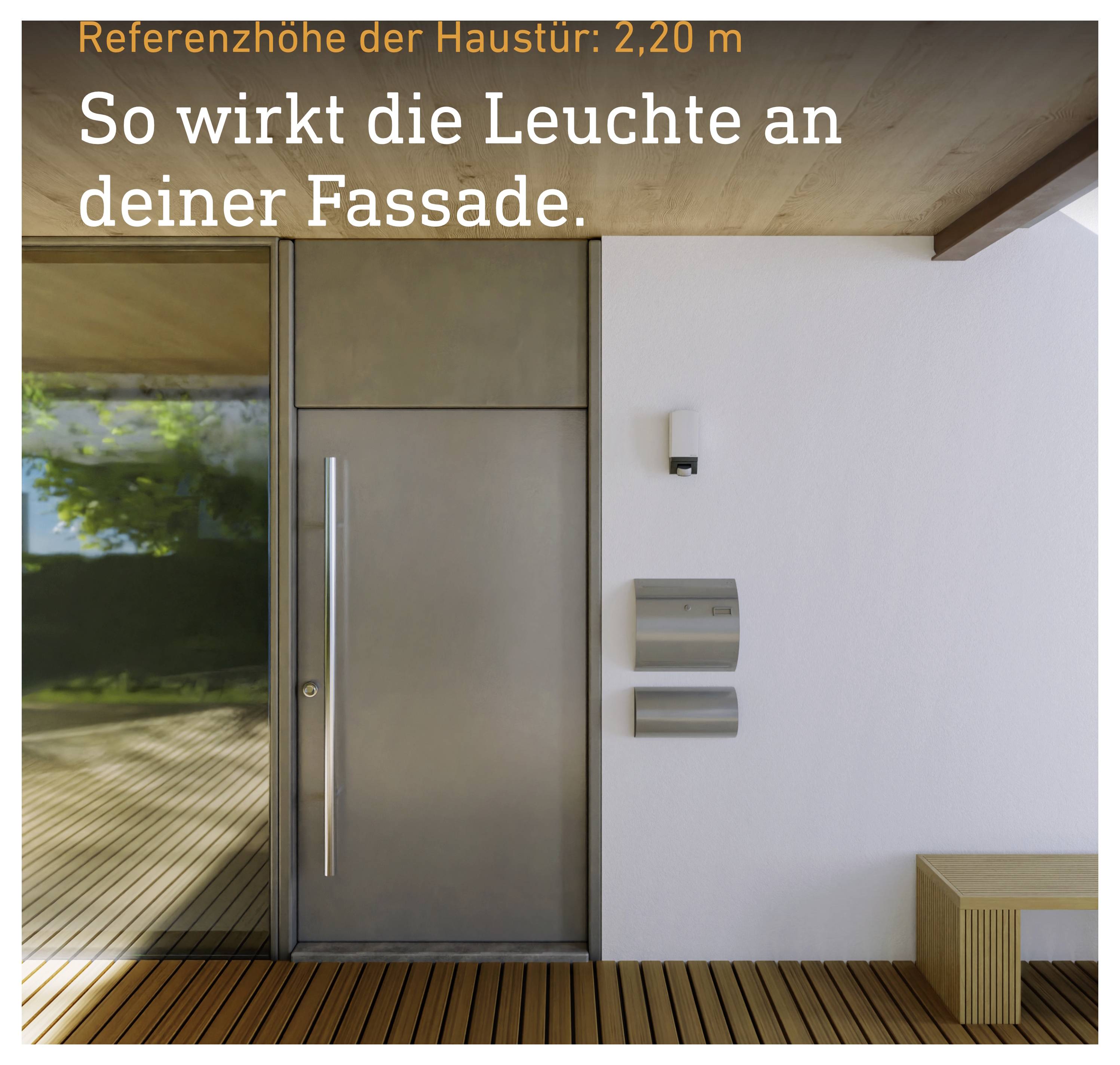 Visualisierung einer Fassadenleuchte neben einer Haustür; Text: 'So wirkt die Leuchte an deiner Fassade.' und 'Referenzhöhe der Haustür: 2,20 m'.