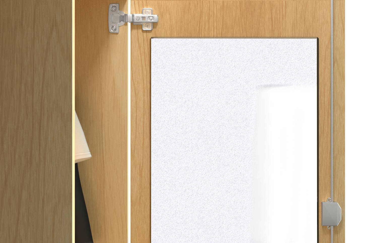 Geschlossene Holzschranktür mit einem weißen Blatt Papier, das daran klebt, in Nahaufnahme fotografiert.