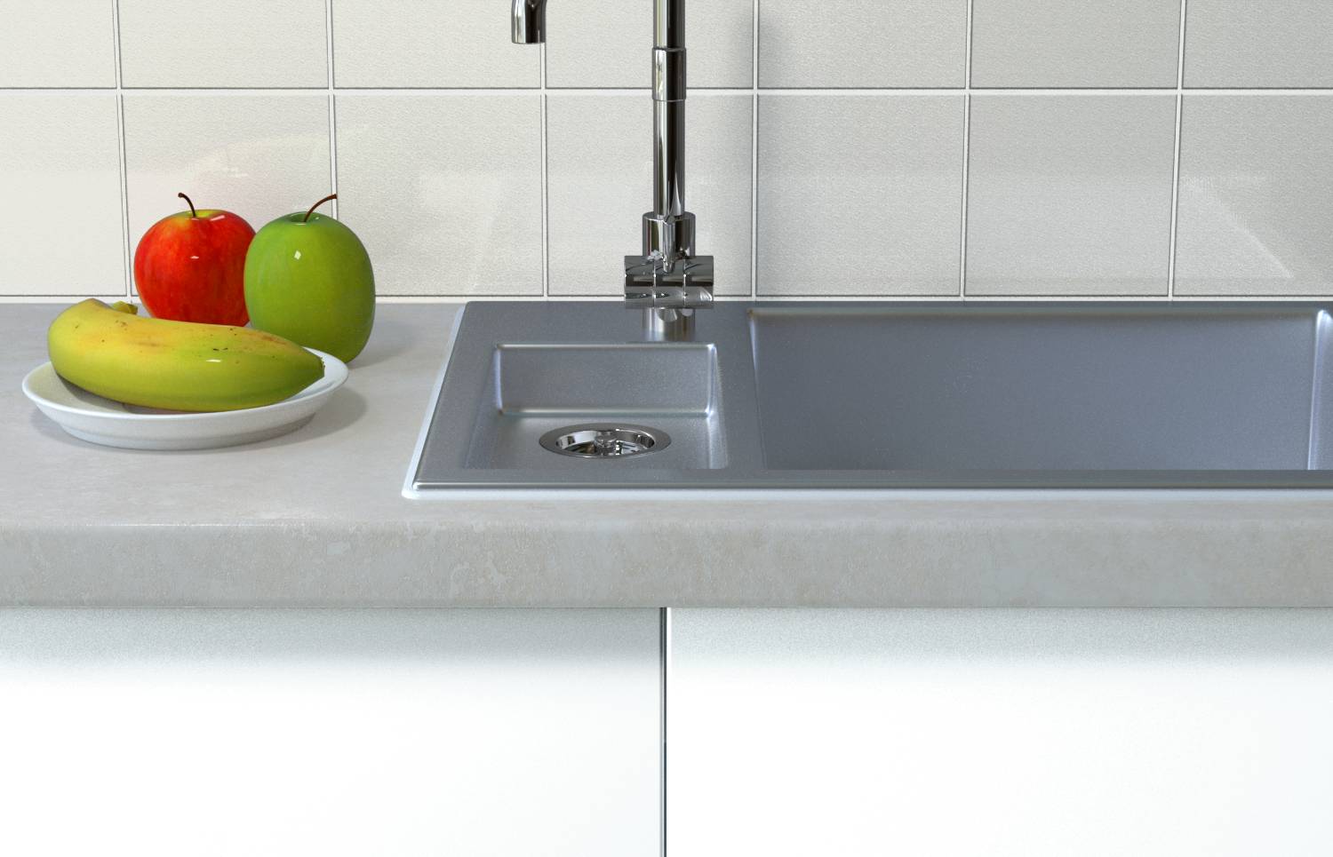 Küchenarbeitsplatte mit einem Spülbecken und einem Wasserhahn neben einem Teller, auf dem eine Banane, ein roter Apfel und ein grüner Apfel liegen.