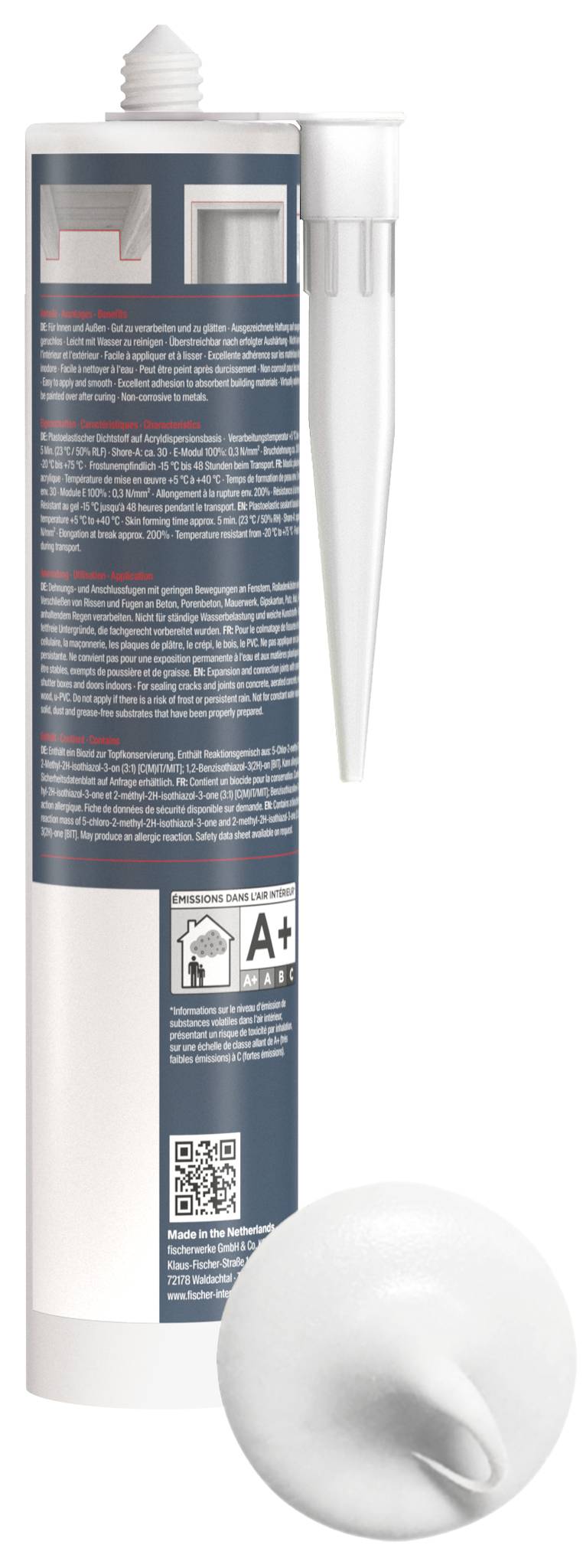 Ein Behälter mit weißem Konstruktionsklebstoff mit spitzer Düse und einer Musterraupe Dichtstoff, plus A+-Etikett und QR-Code auf der Verpackung.