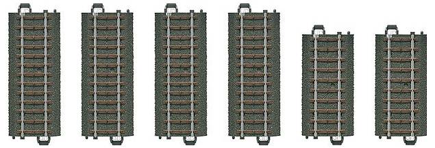 Modelleisenbahngleise in einer Reihe angeordnet, unterschiedliche Größen aufweisend, mit geraden Abschnitten, die sich für Hobby-Eisenbahnaufbauten eignen.