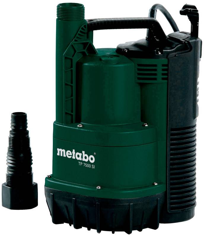 Grüne Metabo TP 7500 SI Tauchpumpe mit angebrachtem Schlauchadapter auf weißem Hintergrund dargestellt.